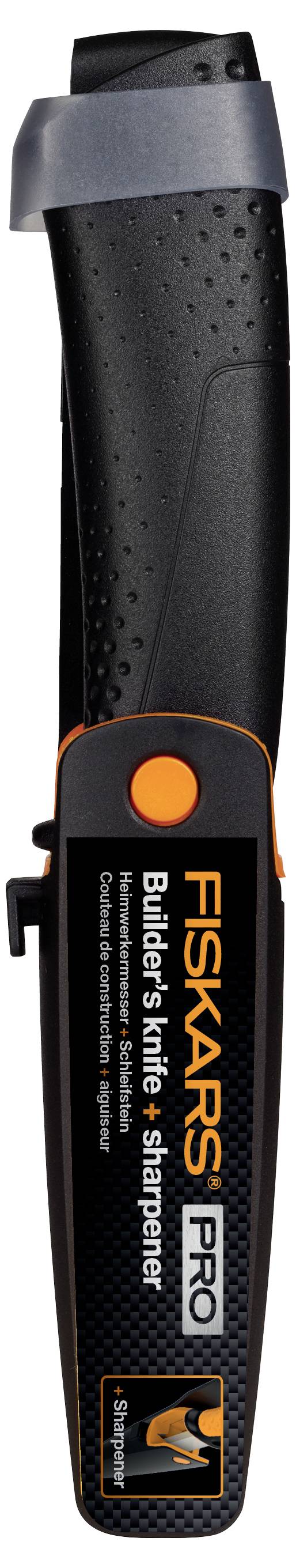 Schwarzes Fiskars Pro Maurermesser mit Schärfer, aufrecht auf weißem Hintergrund dargestellt, mit orangefarbenem Sicherheitsknopf und Logo am Griff.