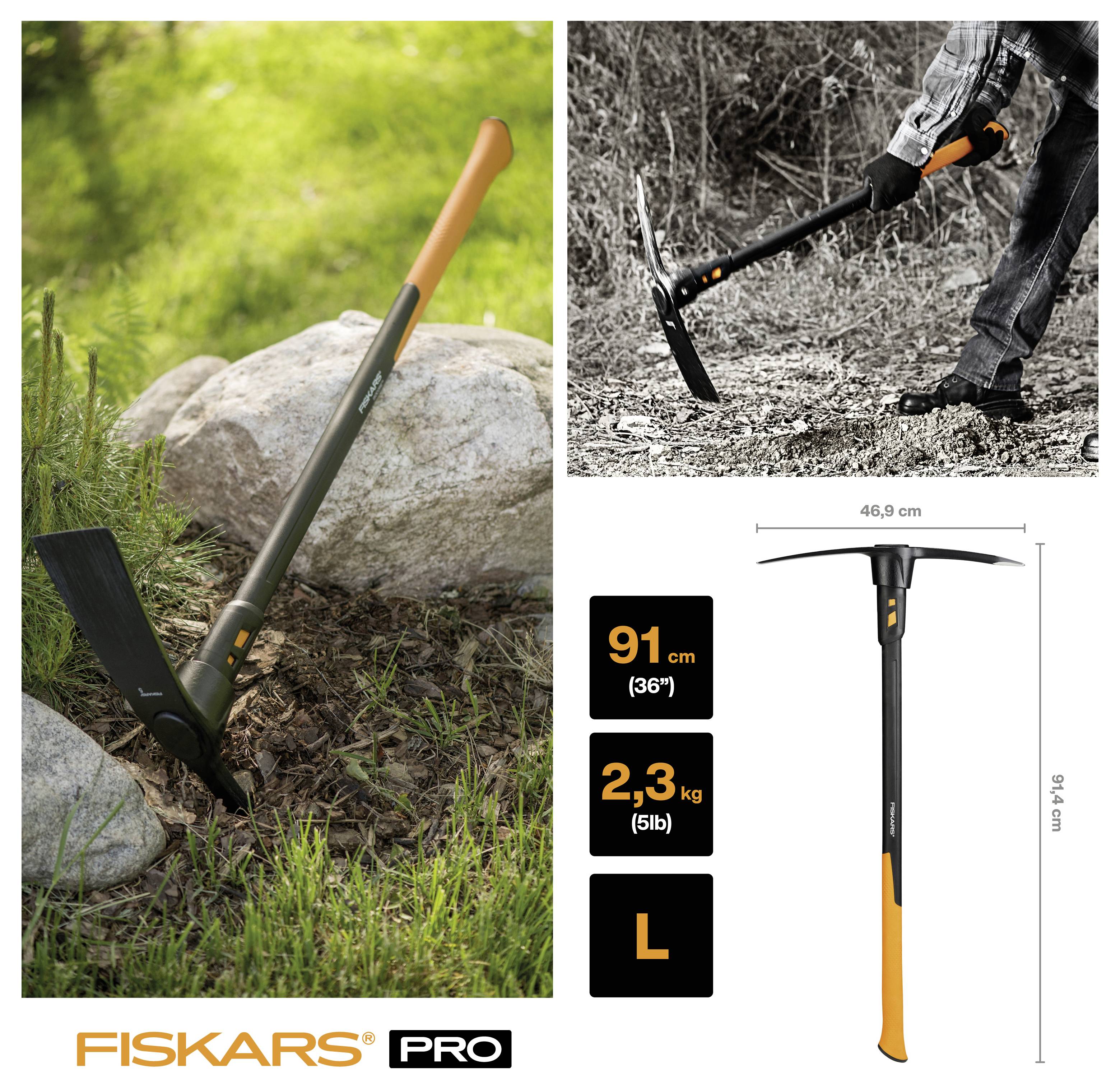 Fiskars Pro Gartenspitzhacke in Gebrauch und in einem Größendiagramm dargestellt, beschriftet mit 91 cm, 2,3 kg, mit 46,9 cm Kopfbreite und 91,4 cm Höhe.