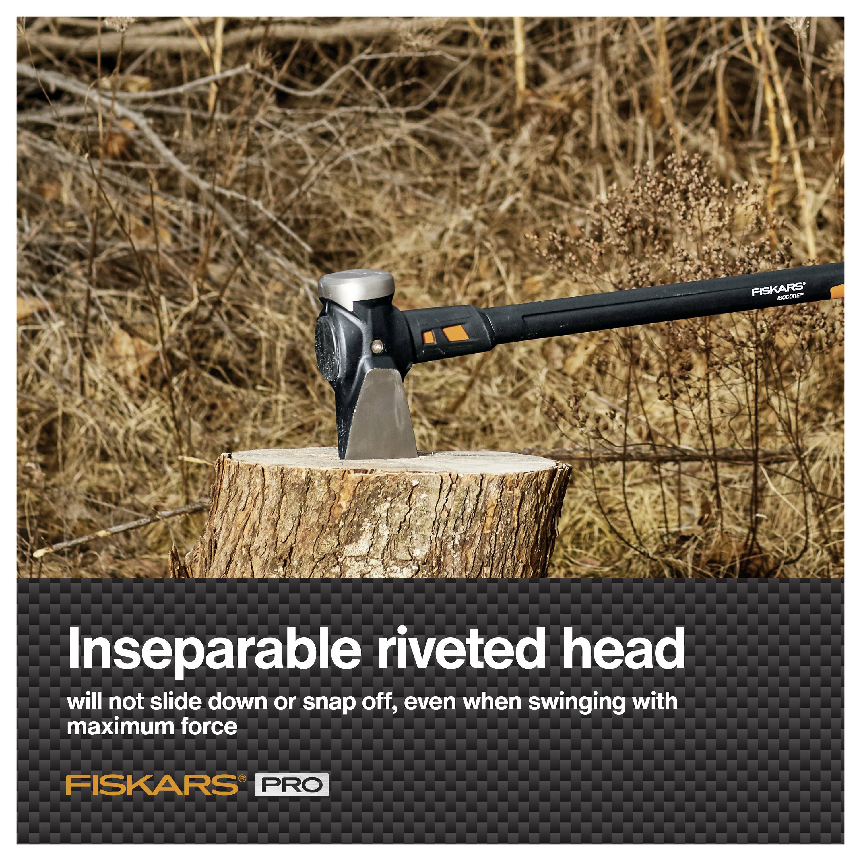 Fiskars Pro-Axt in einem Baumstumpf eingebettet mit dem Text „Untrennbarer verniteter Kopf