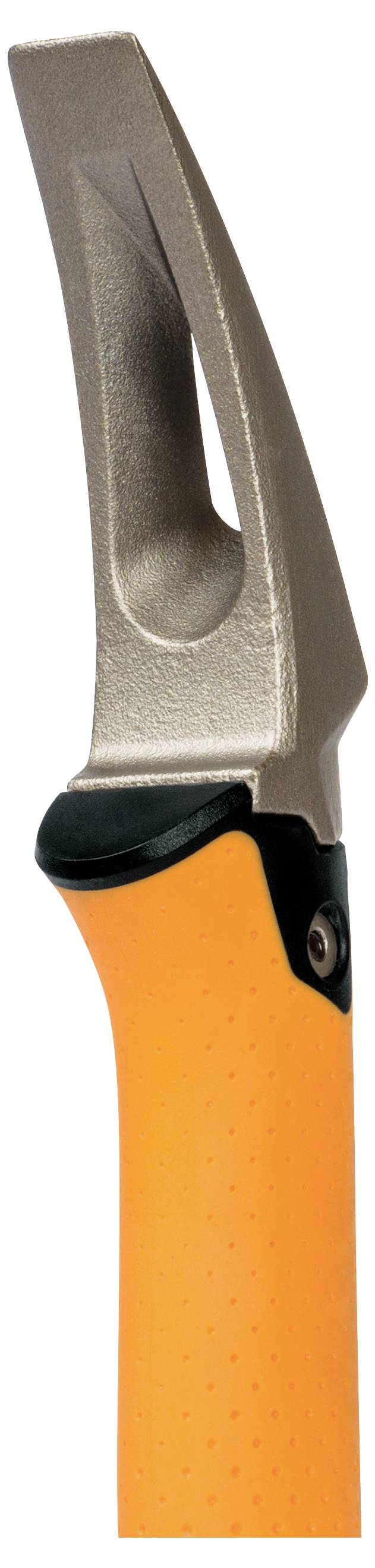 Nahaufnahme eines Handwerkzeugs mit orangefarbenem Griff und dunklem Metallkopf, vertikal auf weißem Hintergrund dargestellt.