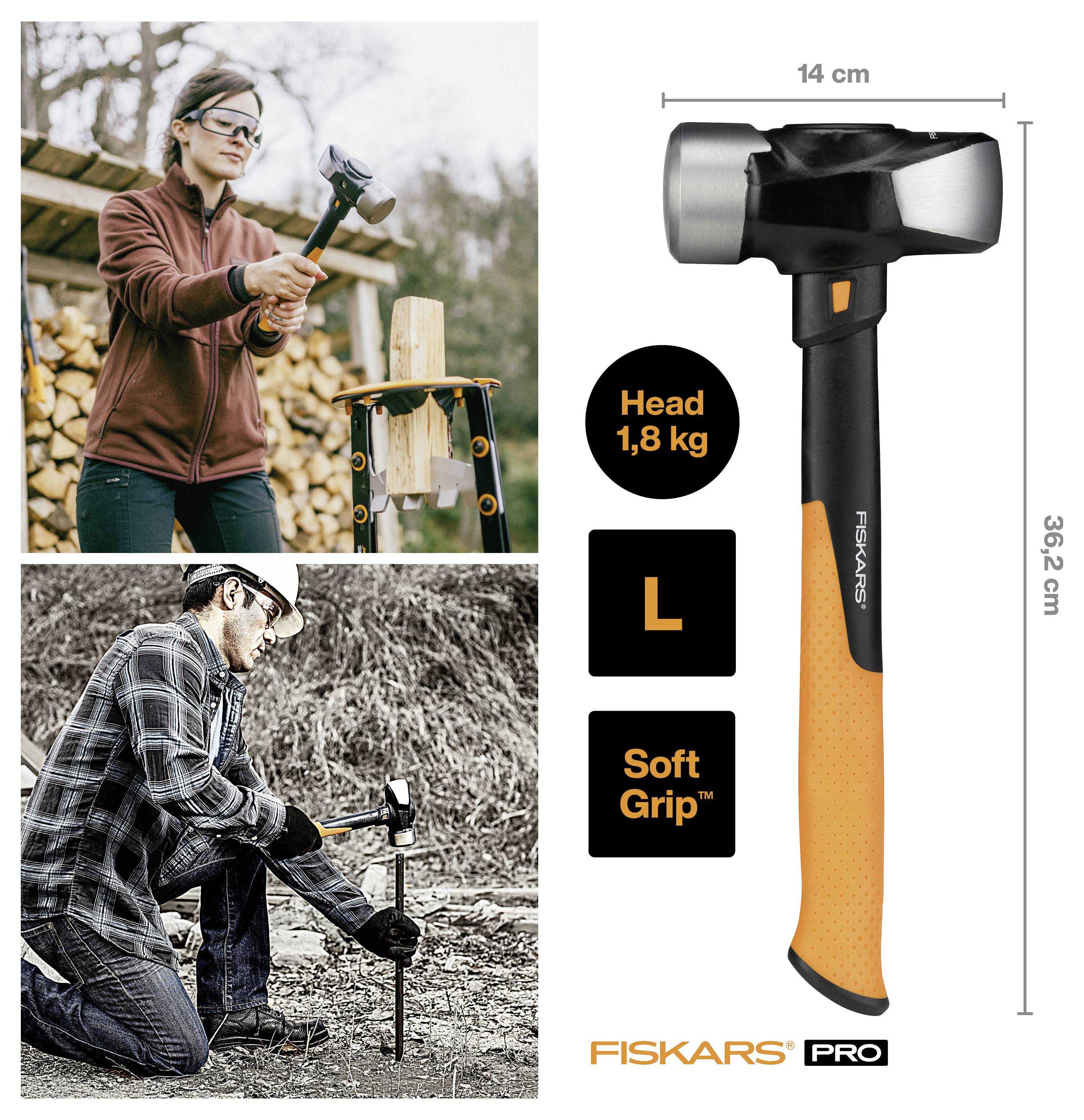 Fiskars Pro Hammer mit orangefarbenem SoftGrip-Griff, Größe L, 36,2 cm lang und 1,8 kg Kopf, gezeigt beim Spalten von Holz und beim Einschlagen eines Pfahls.
