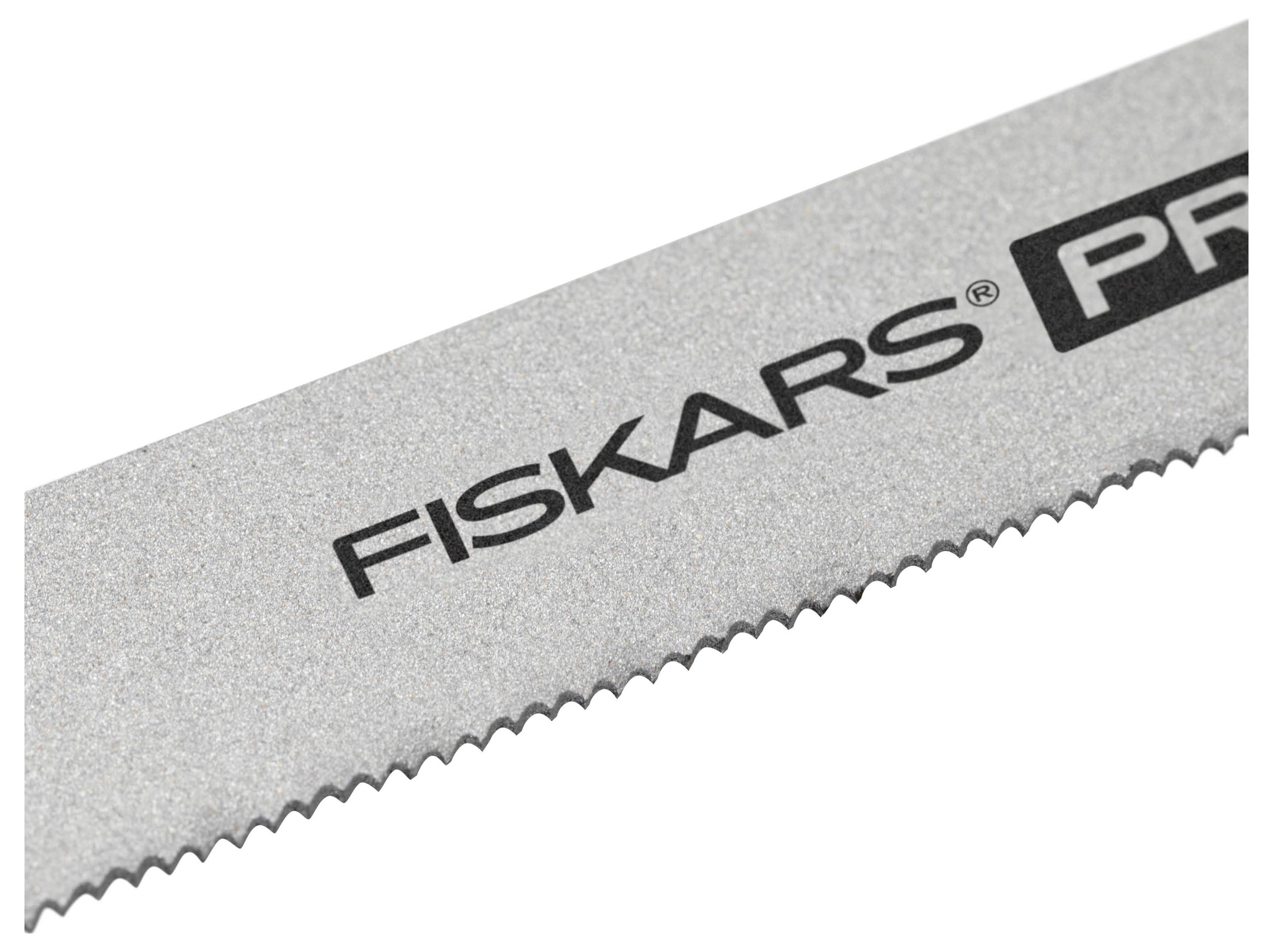 Nahaufnahme einer silbernen Fiskars-Sägeblatt mit feinen gezahnten Zähnen, diagonal auf weißem Hintergrund gezeigt.