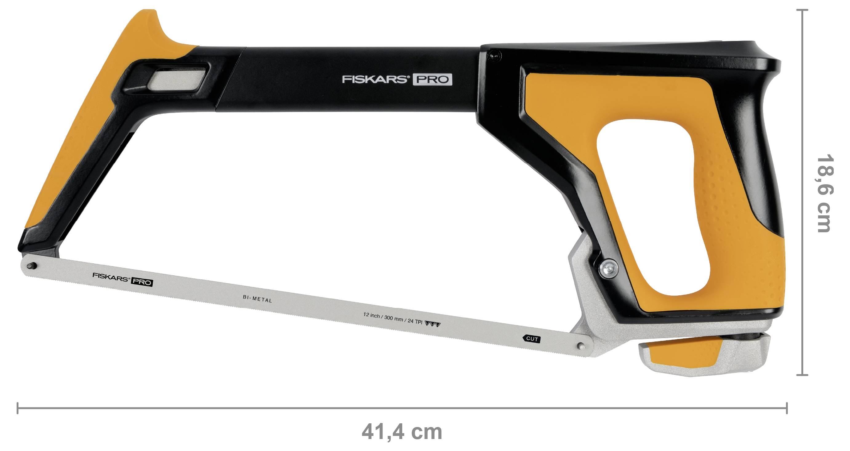 Seitenansicht einer Fiskars Pro Handsäge, schwarz und orange, mit einer Länge von 41,4 cm und einer Höhe von 18,6 cm.