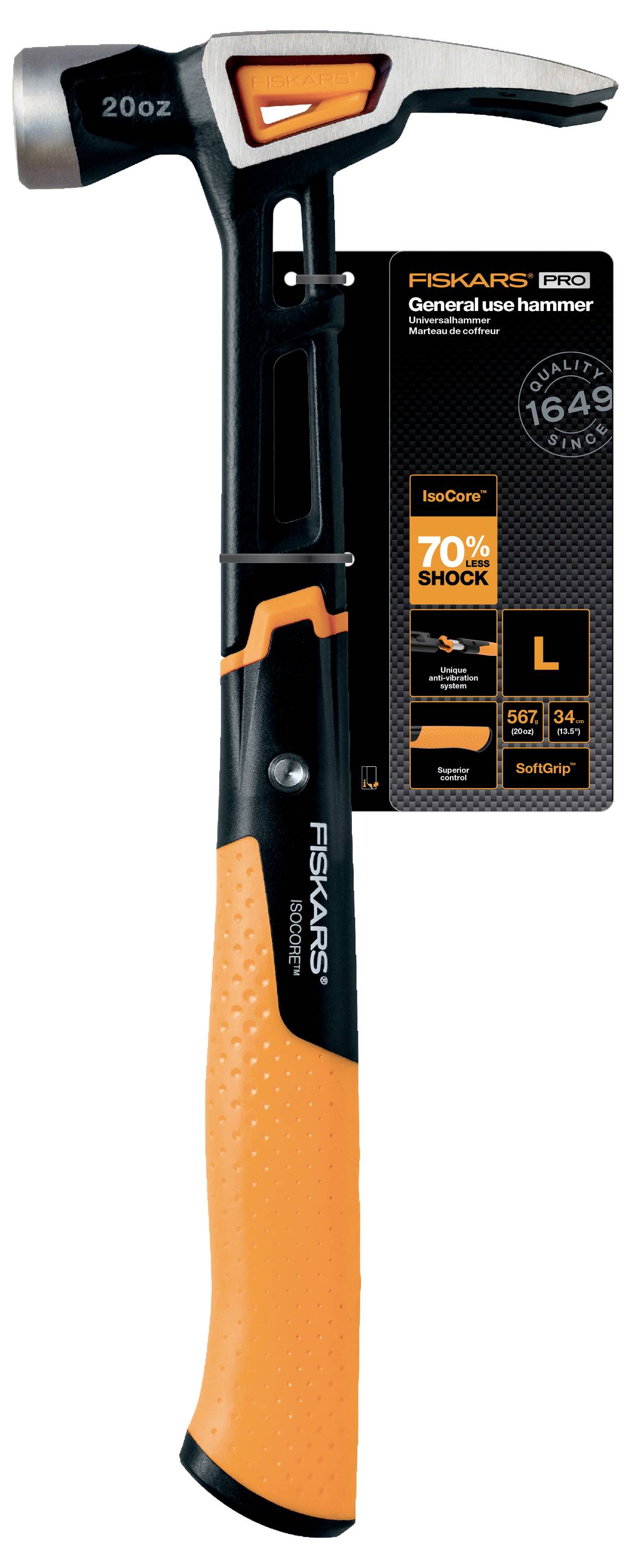 Fiskars Pro Universalhammer mit schwarzem und orangefarbenem Griff und 20-oz-Kopf, gezeigt mit Verpackungsetiketten, die 70% Stoßdämpfung und große Größe hervorheben.
