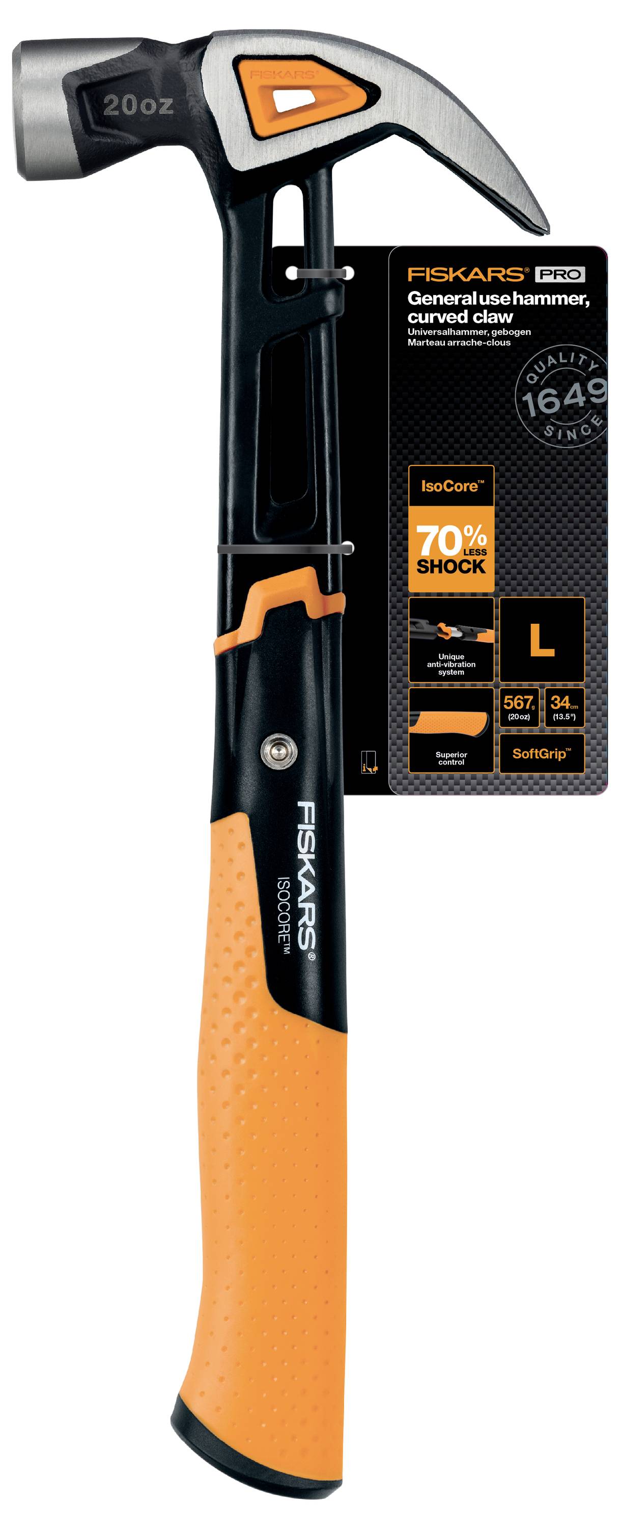 Fiskars Pro Universalhammer mit gebogener Kralle, schwarzer und orangefarbener Griff, abgebildet auf der Produktverpackung.