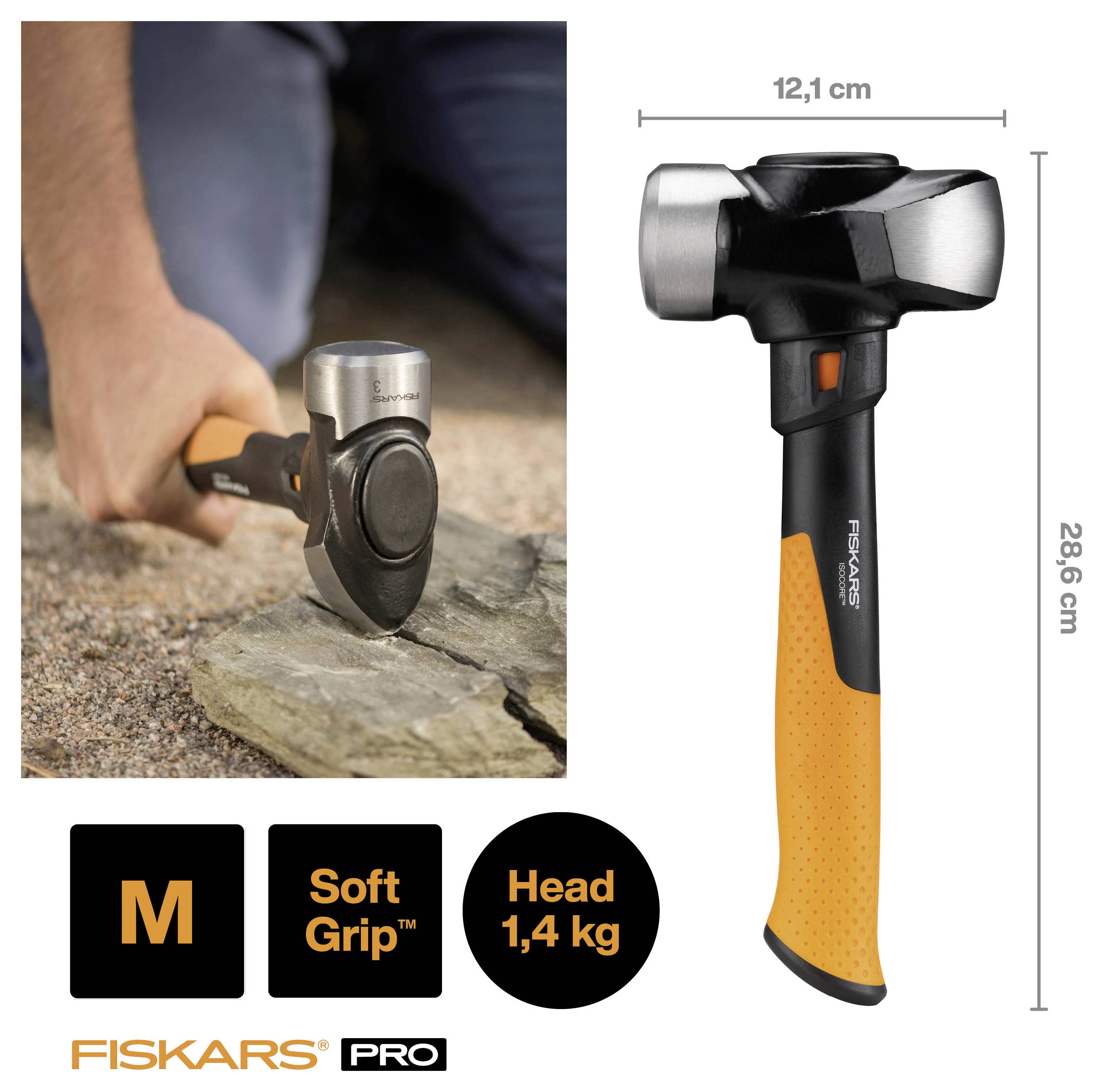 Fiskars Pro Vorschlaghammer wird zum Zerbrechen eines Steins verwendet, mit Produktansicht und Abmessungen 12,1 cm breit, 28,6 cm hoch und gekennzeichnet mit „Kopf 1,4 kg