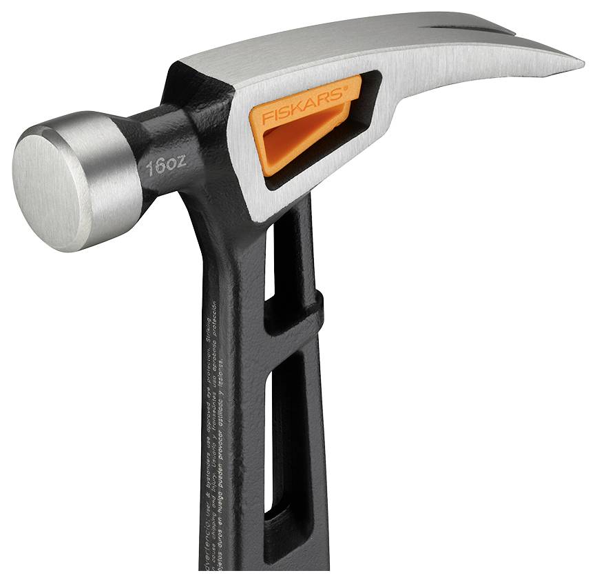 Nahaufnahme eines Fiskars 16-oz-Krallenhammers mit schwarzem Griff und silbernem Metallkopf auf weißem Hintergrund.
