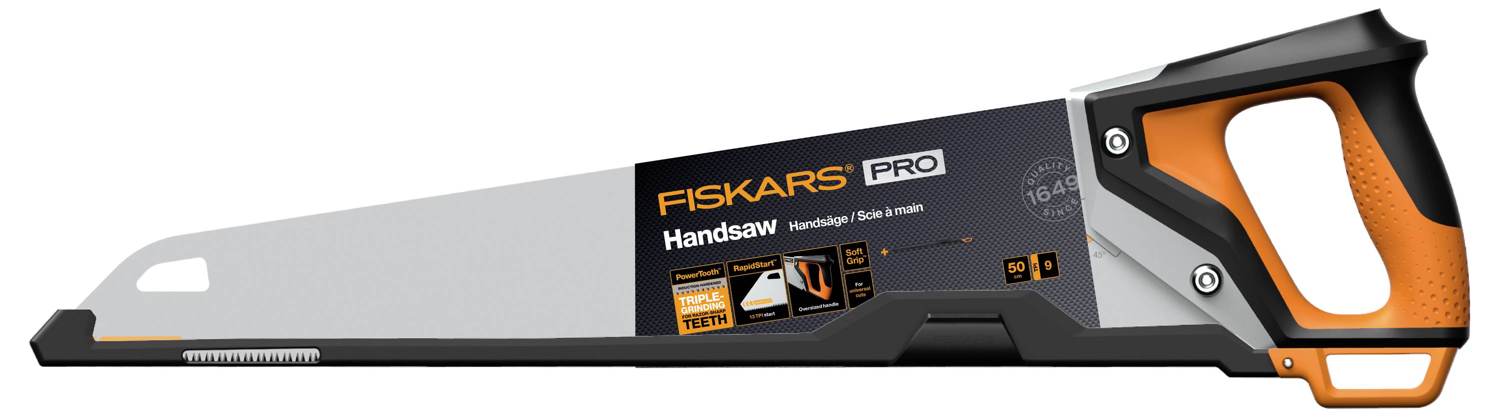 Eine Fiskars Pro Handsäge mit schwarzem und orangefarbenem Griff und langer silberner Klinge, seitlich auf weißem Hintergrund dargestellt.
