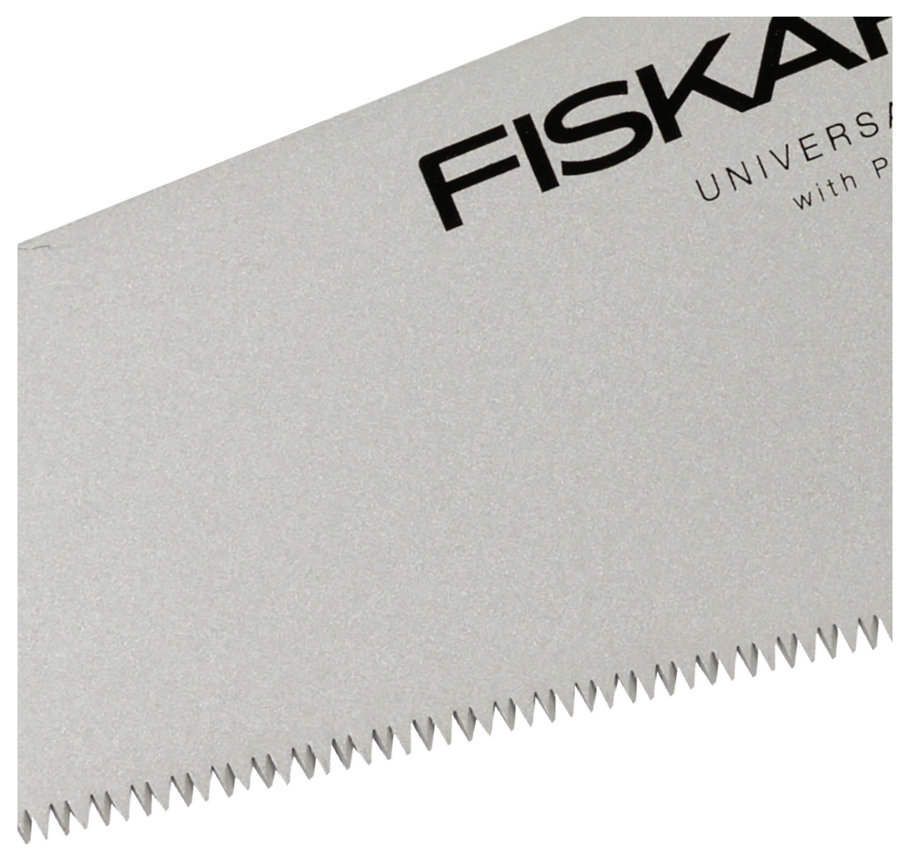 Nahaufnahme einer Fiskars-Handsägeblatt mit feinen Zähnen entlang der unteren Kante auf weißem Hintergrund.