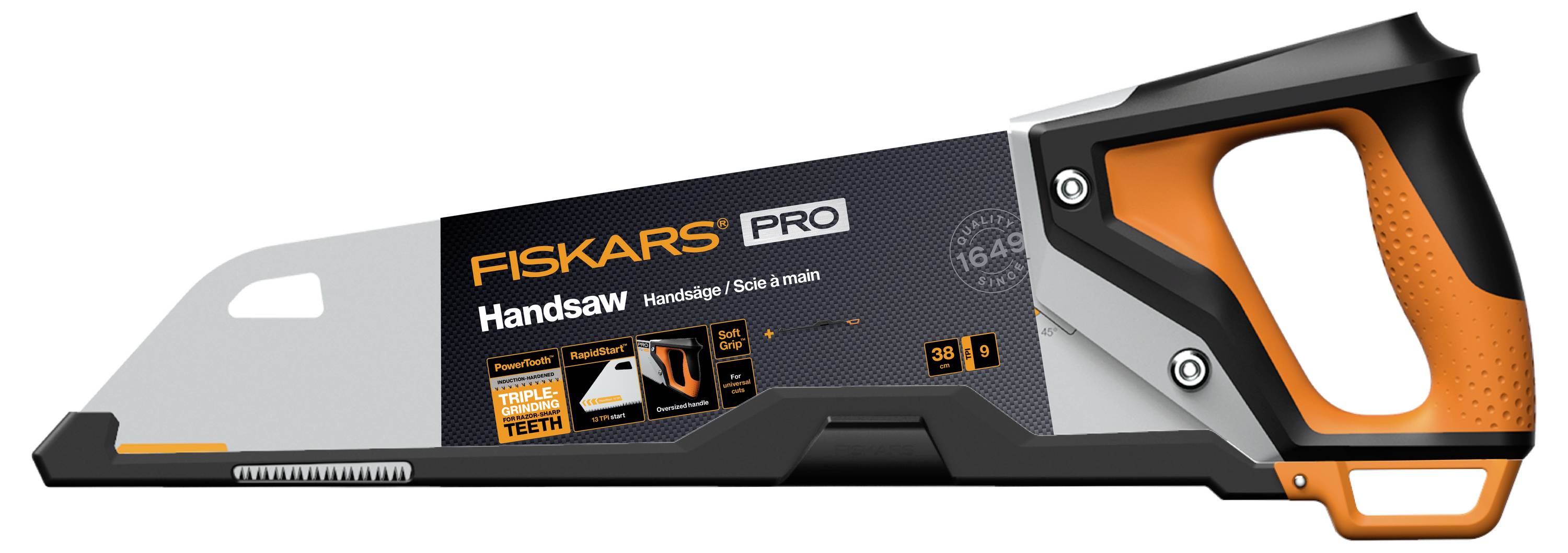 Fiskars Pro Handsäge, schwarzes und orangefarbenes Handwerkzeug, dargestellt in der Seitenansicht auf weißem Hintergrund.