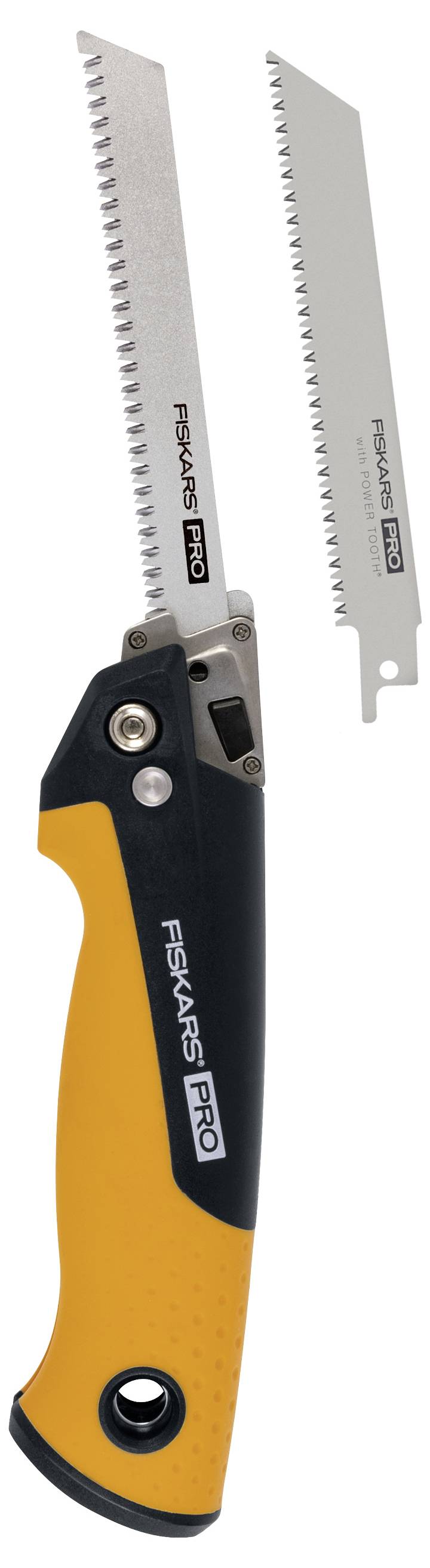Zusammengeklappte Fiskars Pro Falt-Astsäge mit orange-schwarzem Griff und daneben geöffnete Säge mit Wellenschliff-Klinge