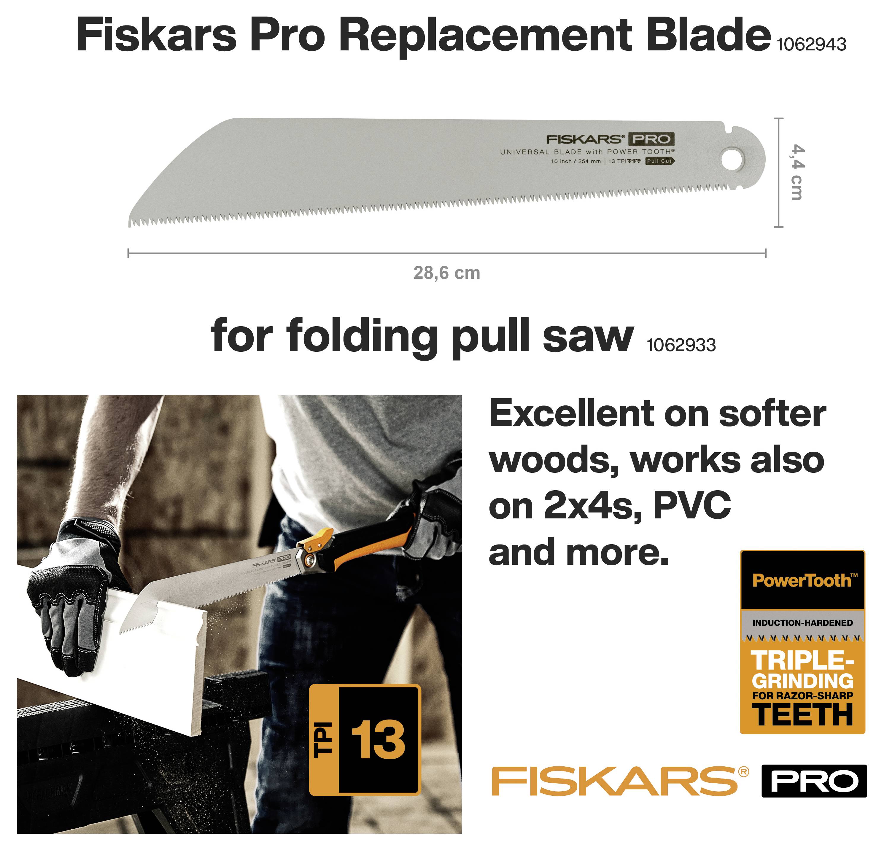 Fiskars Pro Ersatzklinge für Falt-Zugsäge, dargestellt mit Abmessungen 28,6 cm mal 4,4 cm und ein Arbeiter, der die Säge auf Holz, PVC und 2x4ern verwendet.