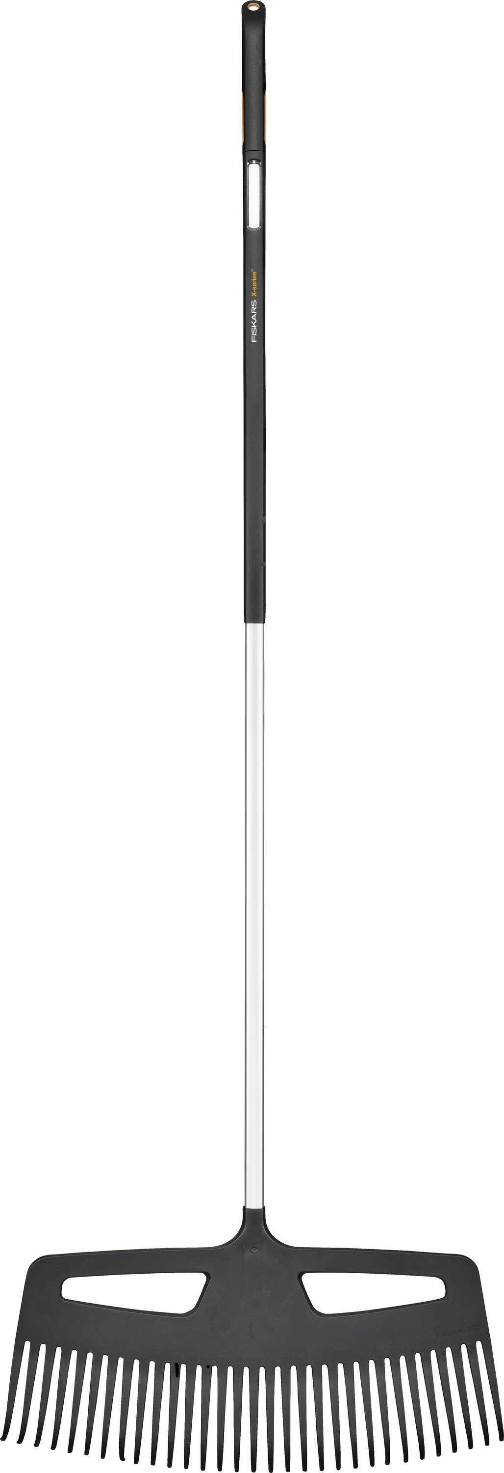 Eine schwarze Schneeschaufel mit langem silbernem Griff und breiter Schaufelblatt mit Schlitzen, aufrecht auf weißem Hintergrund dargestellt.