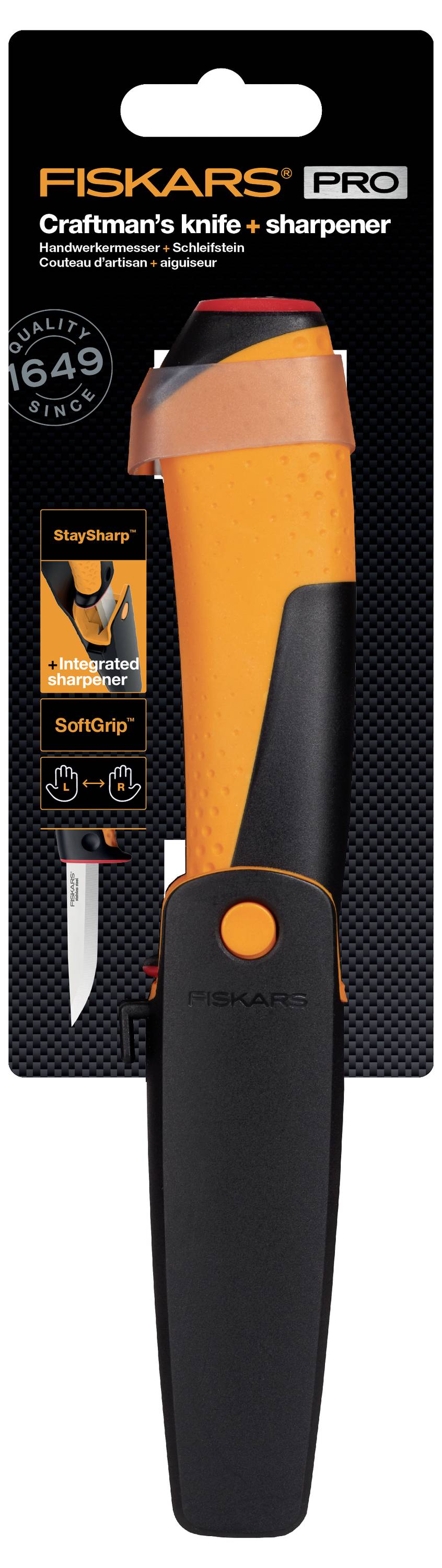 Verpackung für Fiskars Pro Handwerksmesser und Schärfer, zeigt ein orange-schwarzes Universalmesser mit integriertem Schärfer auf einer schwarzen Karte