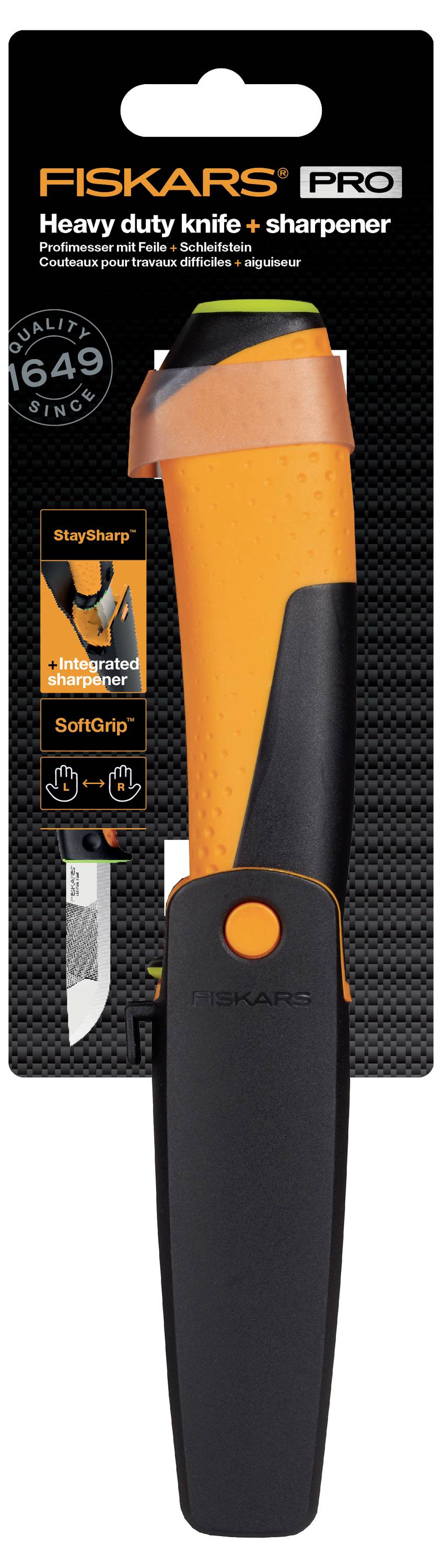 Verpackte Fiskars Pro Schwerlast-Messer und Schärfer mit schwarzem und orangefarbenem Griff, gezeigt auf Einzelhandels-Kartonverpackung.