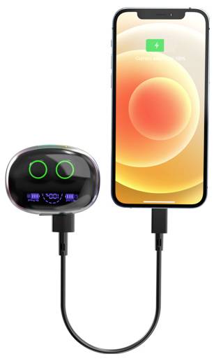 Ein Ladekabel verbindet ein Telefon und ein kleines robotähnliches Gerät, wobei das Telefon ein Ladesymbol und einen Batteriestatus anzeigt.