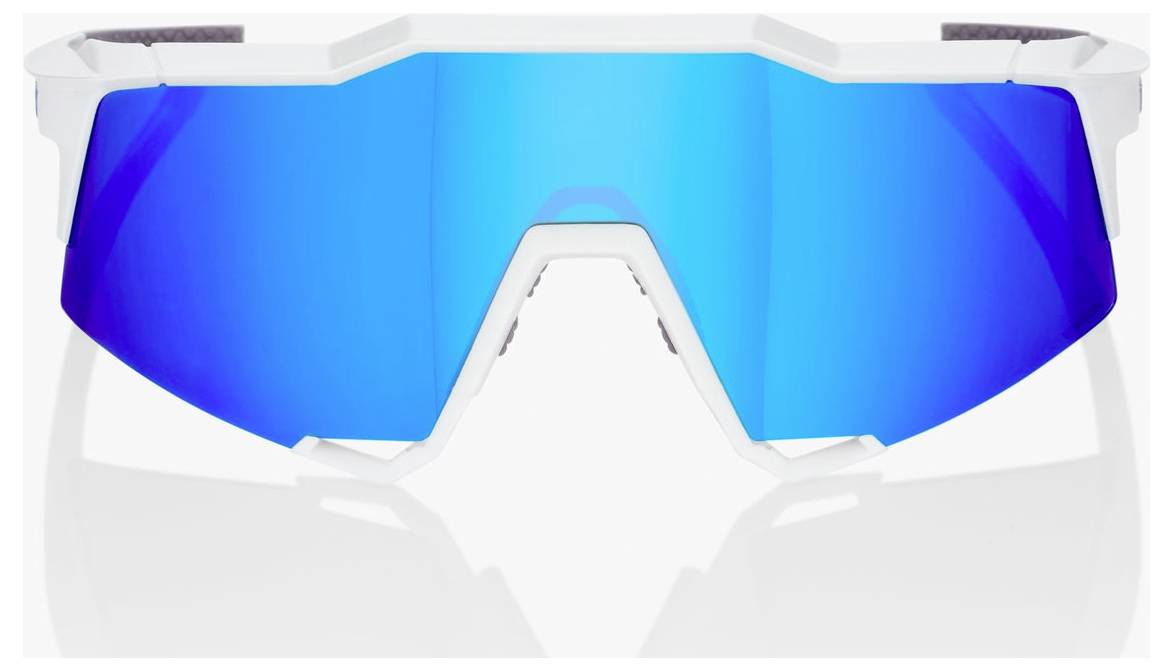 Weiße, umschlungene Sportsonnenbrille mit leuchtend blauem verspiegeltem Glas und klarem weißem Rahmen vor einem schlichten Hintergrund.