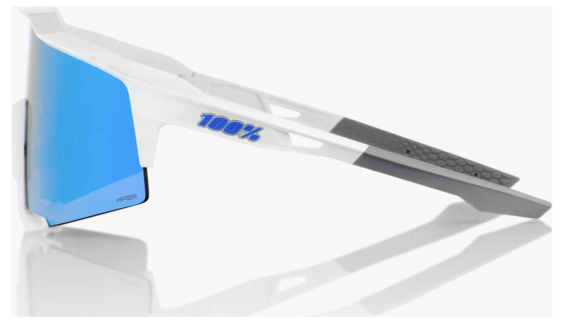 Weiße und blaue Sportsonnenbrille mit umwölbtem verspiegeltem Glas, im Profil auf weißem Hintergrund gezeigt, mit '100%' auf dem Gestell.