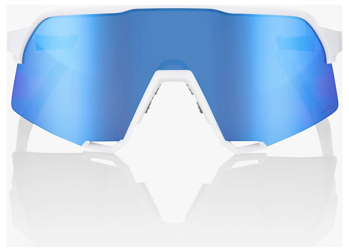 Blaugetönte Skibrille mit Spiegeleffekt, weißem Rahmen und Riemen auf weißem Hintergrund.