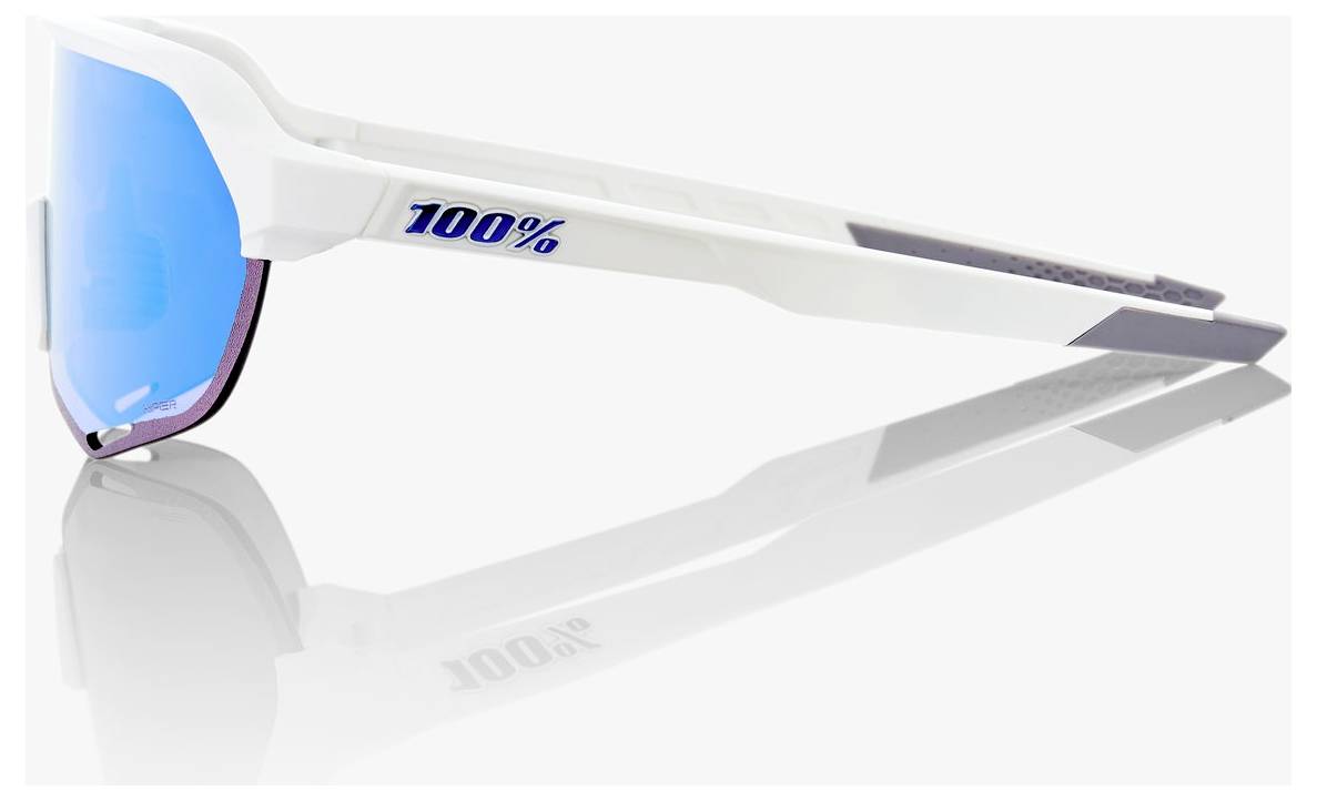Weiße Sonnenbrille zu 100% mit blauem Spiegelglas, Seitenansicht auf weißem Hintergrund gezeigt.