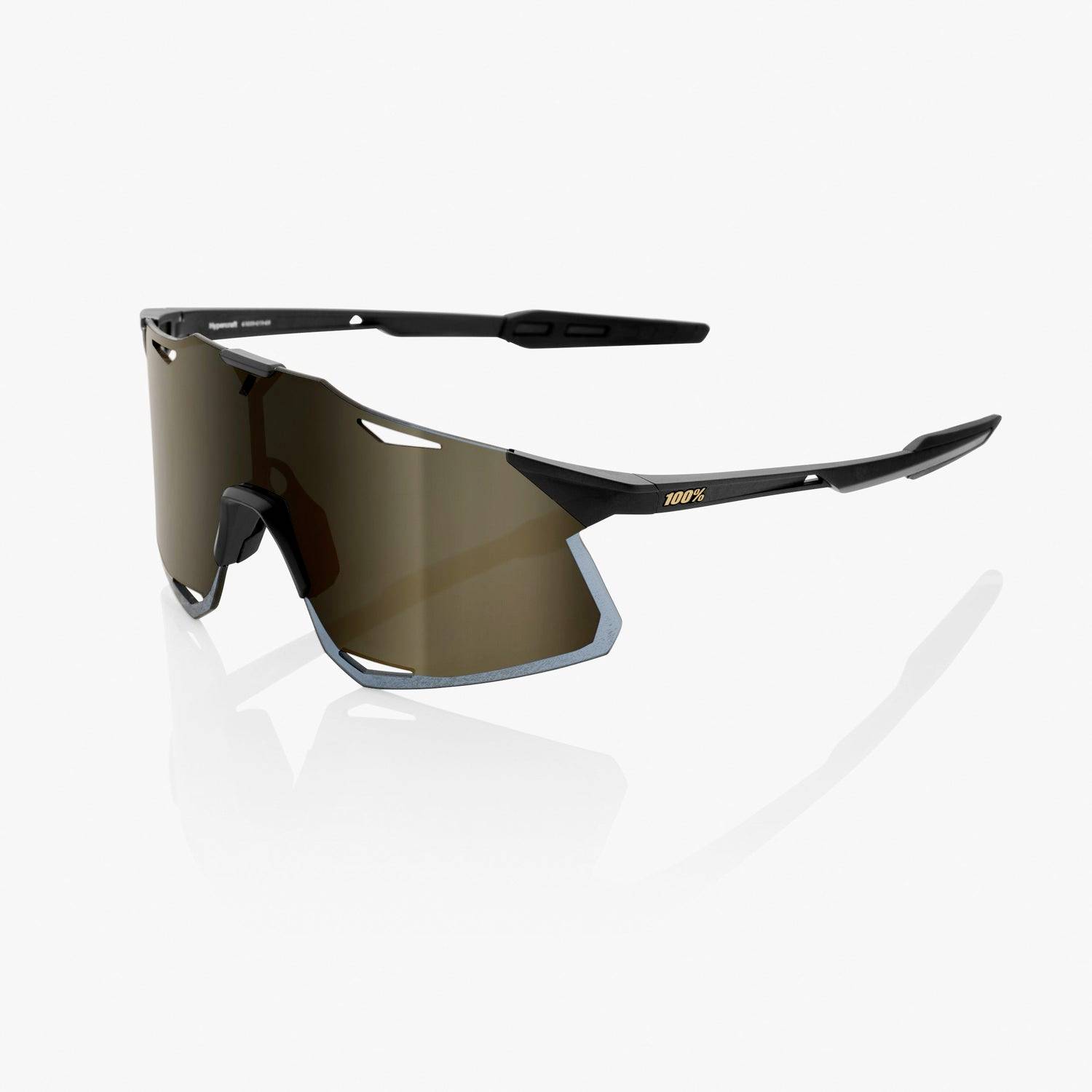 Schwarze und braune Wrap-Around-Sportsonnenbrille mit großem verspiegeltem Glas und gewölbten Bügeln auf weißem Hintergrund.
