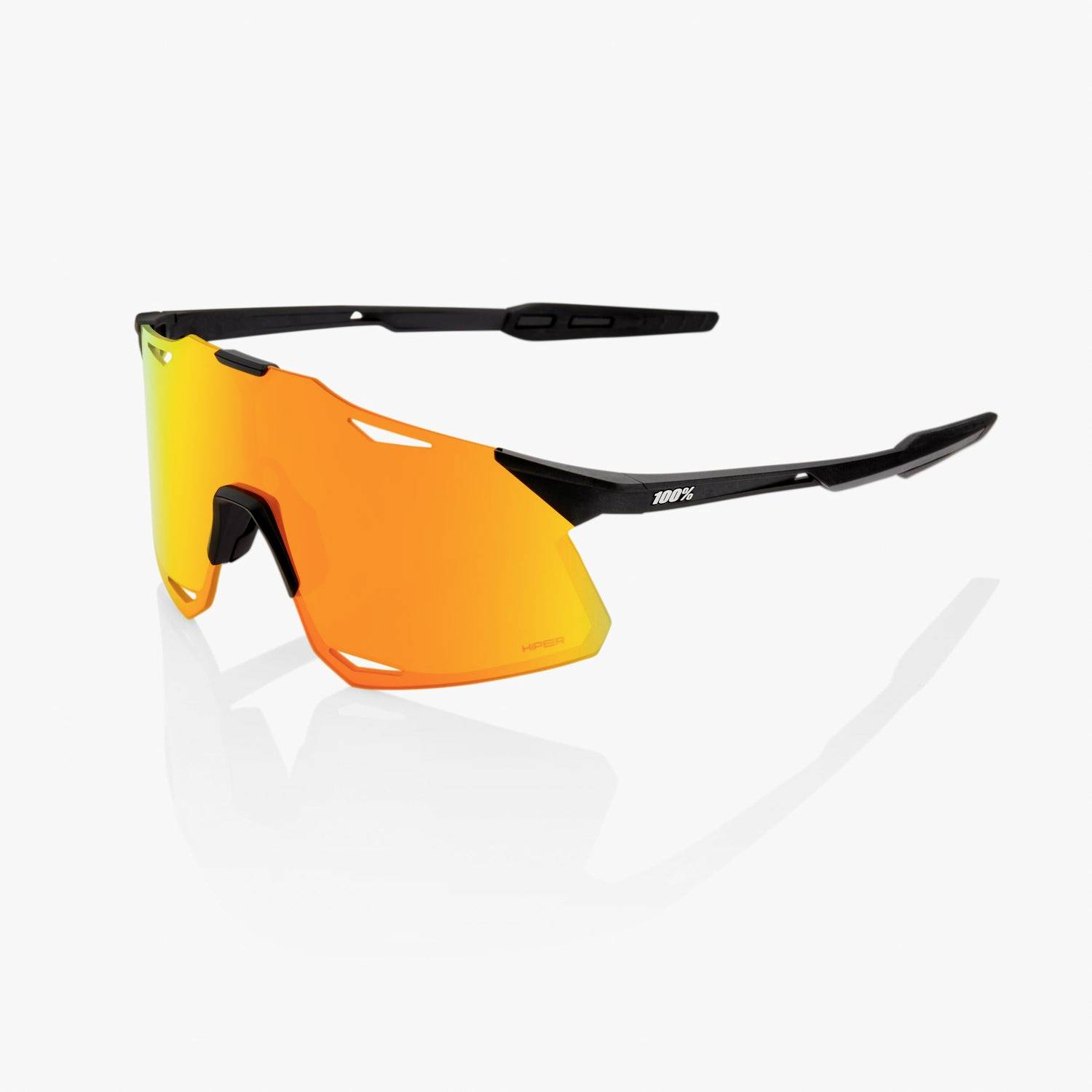 Orange verspiegelte Sport-Sonnenbrillen mit schwarzem Wrap-Around-Rahmen auf weißem Hintergrund.