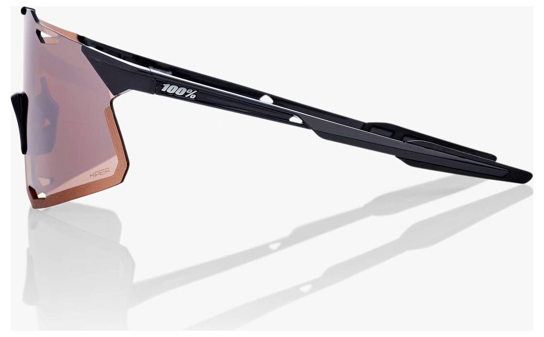 Seitenansicht einer schwarzen sportlichen Sonnenbrille mit Wickeldesign, orangegetöntem Glas und 100%-Logo auf dem Bügel, auf weißem Hintergrund dargestellt.