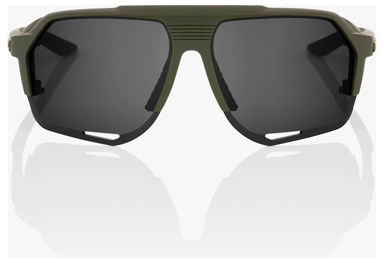 Vorderansicht einer dunkelgrünen Fliegersonnenbrille mit schwarzen Gläsern und einem reflektierten Schatten auf weißem Hintergrund