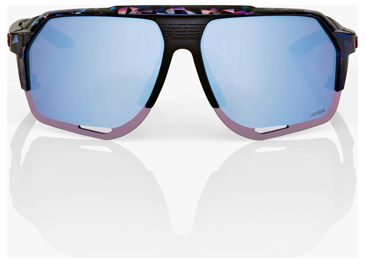 Blaugetönte Sportsonnenbrille mit schwarzem Rahmen und rosa-violetten unteren Fasseungen, Vorderansicht auf weißem Hintergrund.
