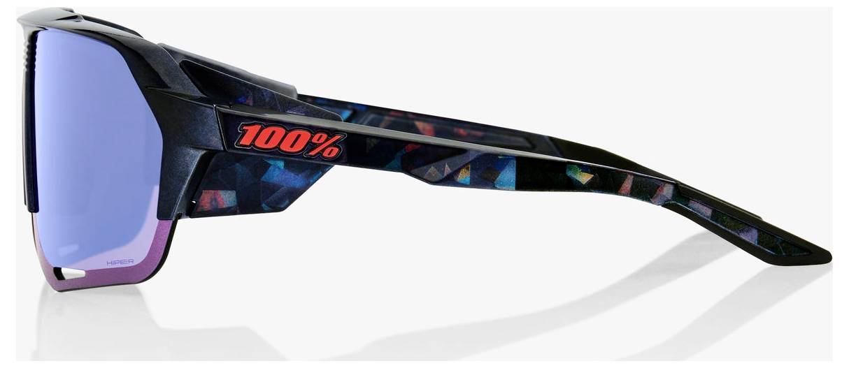 Seitenansicht einer schwarzen und blauen sportlichen Sonnenbrille mit Umwicklungsdesign, verspiegelten Gläsern und rotem „100%