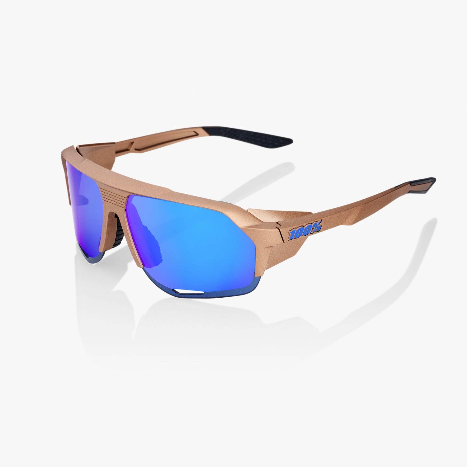 Sportliche Sonnenbrille mit Kupferrahmen und verspiegelten blauen Gläsern, auf weißem Hintergrund gezeigt.