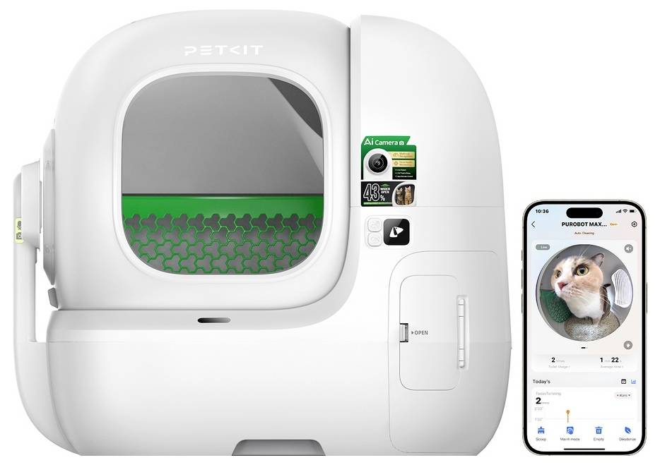 Weiße PETKIT selbstreinigende Katzenklobox mit offener Vorderkompartiment und einer Smartphone-App, die eine Katzenkamera-Ansicht und den Streuzustand anzeigt.