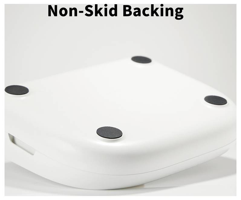 Weißes quadratisches Kissen oder Plattform mit vier schwarzen rutschfesten Unterlegpads, beschriftet mit „Non-Skid Backing