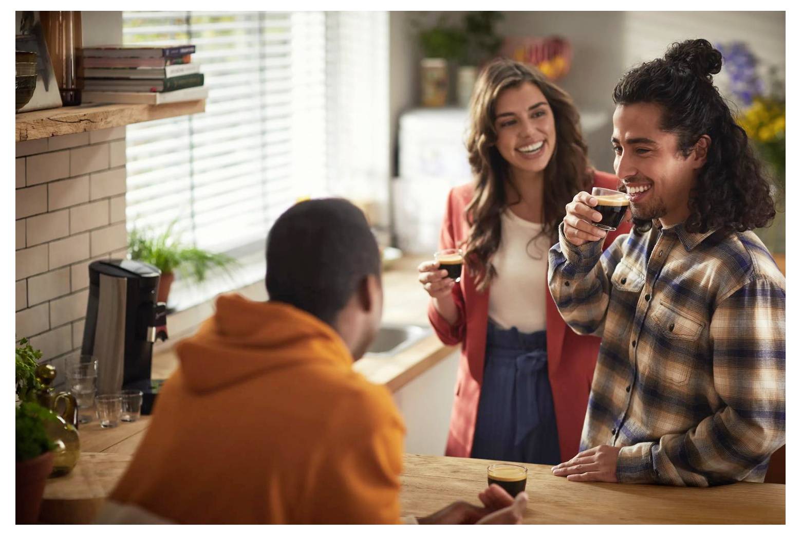 Deutsche Oral-B Werbung, die zwei Zahnburstköpfe zeigt und die Botschaft „100% mehr Plaqueentfernung