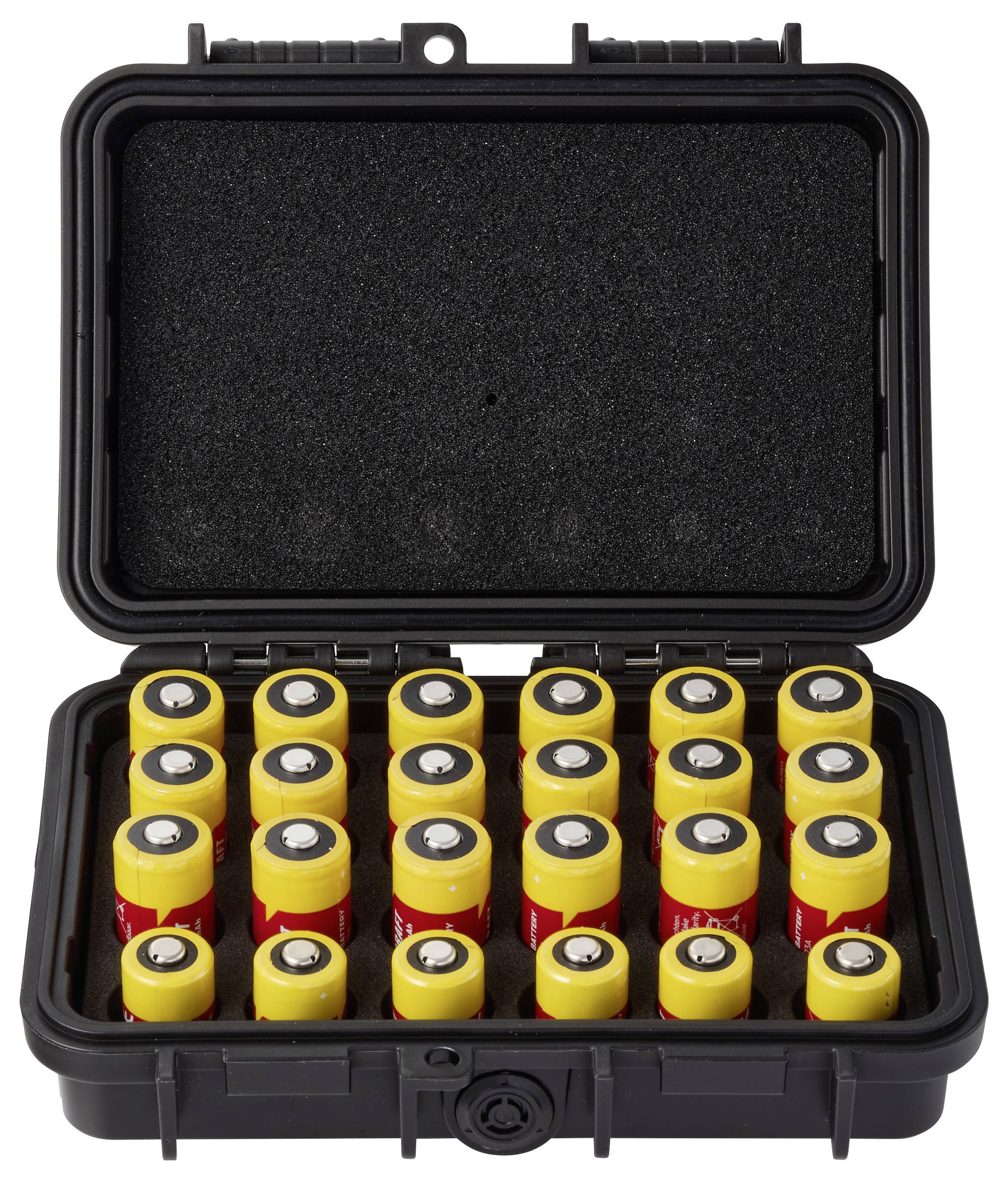 Offener schwarzer Hartschalenkoffer mit 24 gelben Batterien in einem Raster auf dem Boden angeordnet, mit Schaumstoffauskleidung im Deckel.