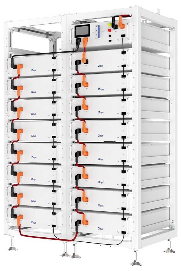 Großer weißer Industrie-Batterieschrank mit gestapelten Modulen, orangefarbenen Steckerverbindungen, Anzeigetafel und Kühlungsöffnungen auf einem Metallrahmen.