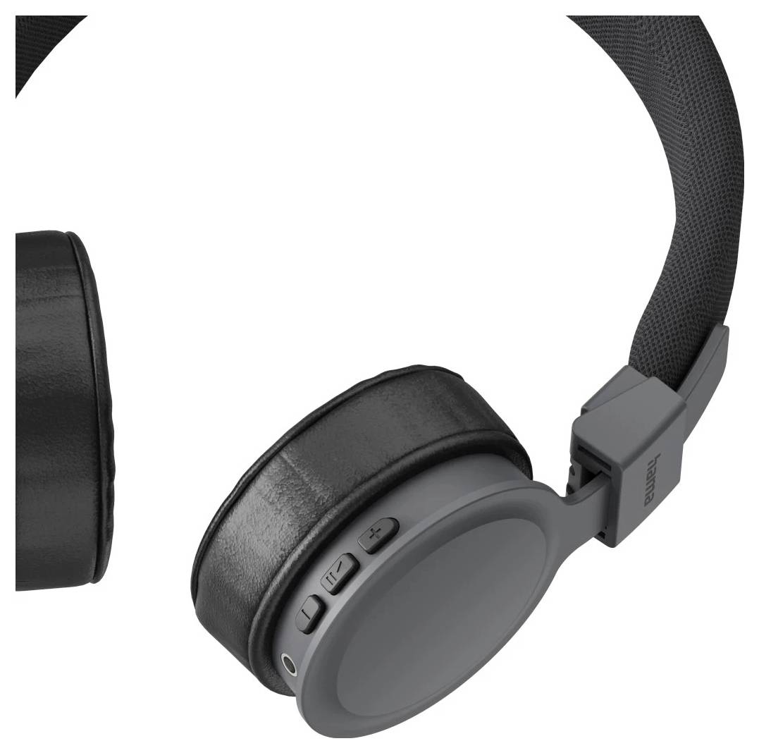 Schwarze Over-Ear-Kopfhörer in Nahaufnahme auf weißem Hintergrund, mit einer zentrierten Ohrmuschel und teilweise sichtbarem Kopfbügel.