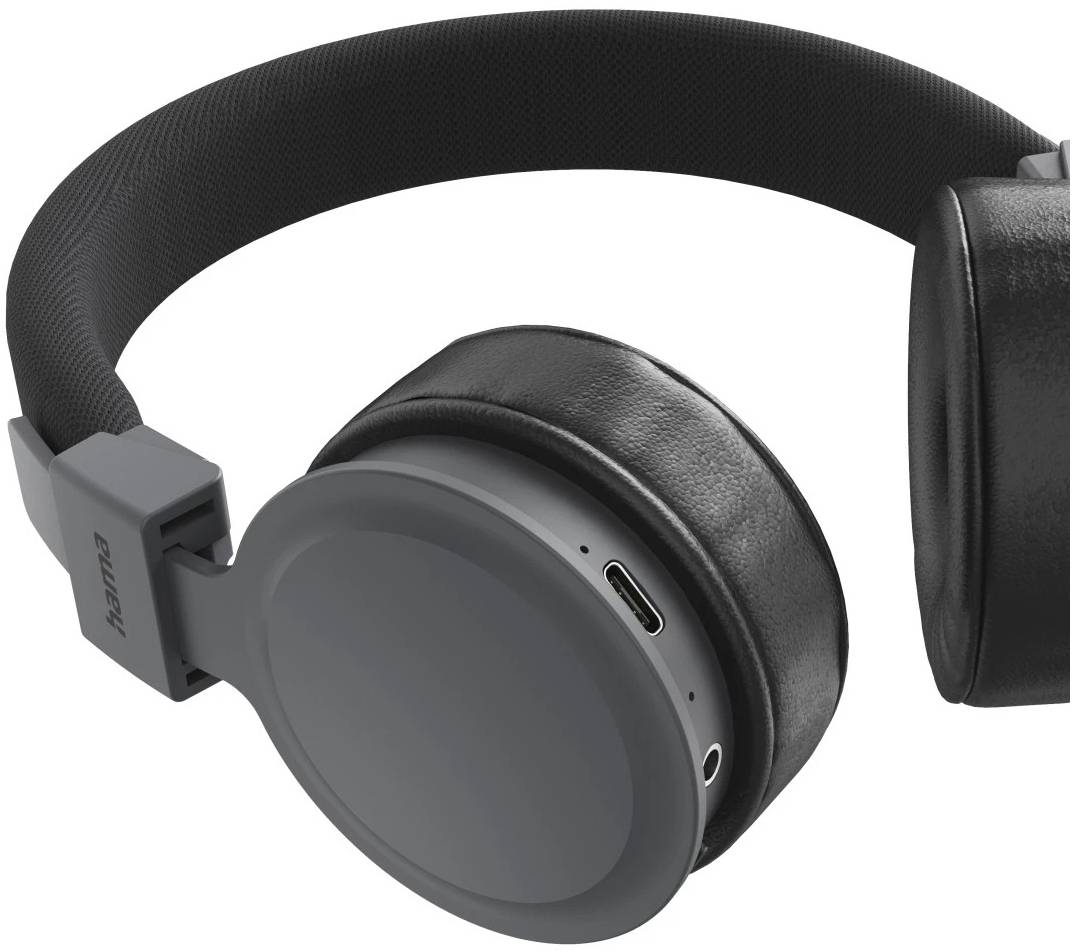 Schwarze Over-Ear-Kopfhörer mit Stoff-Kopfbügel und sichtbarem USB-C-Ladeanschluss auf der Ohrmuschel.