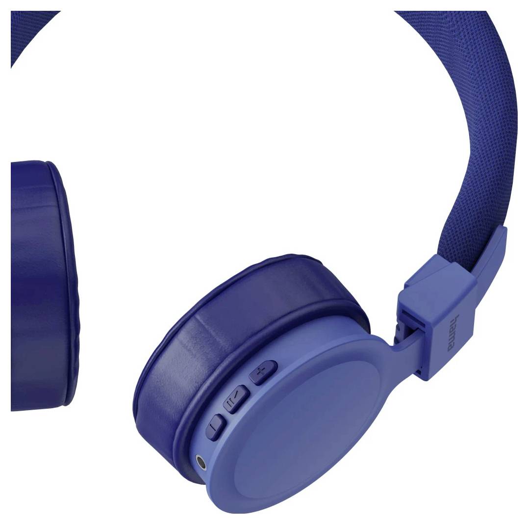 Blaue Over-Ear-Kopfhörer in Nahaufnahme mit gepolstertem Ohrkissen, Seitenschaltflächen und Kopfbügel vor weißem Hintergrund.