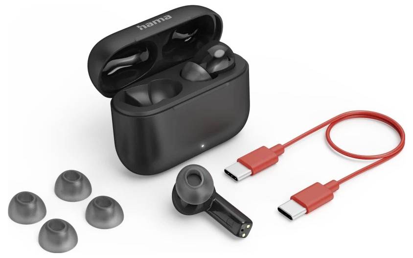 Kabellose Ohrhörer in einem Ladeetui mit mehreren Silikon-Ohrpassstücken und einem roten USB-C-Ladekabel auf weißem Hintergrund.