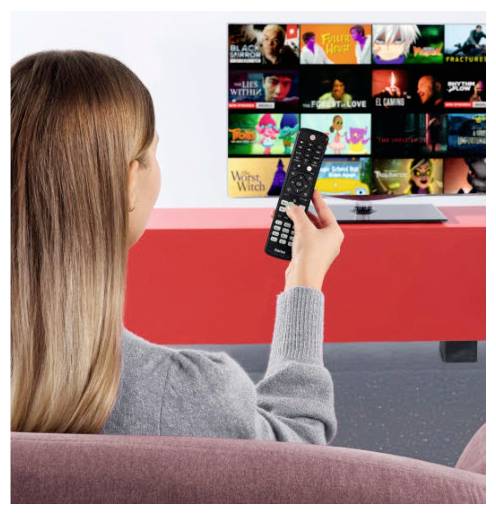 Eine Person auf der Couch benutzt eine Fernbedienung, um ein Streaming-TV-Menü mit Film- und Sendungsminiaturen auf dem Bildschirm zu durchsuchen.