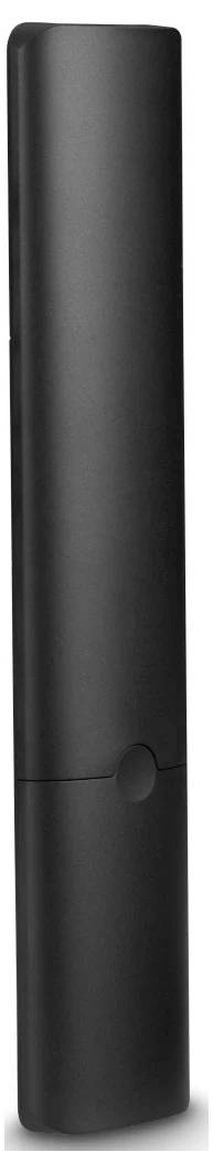 Schwarze zylindrische isolierte Flasche oder Thermoskanne aufrecht auf weißem Hintergrund stehend.