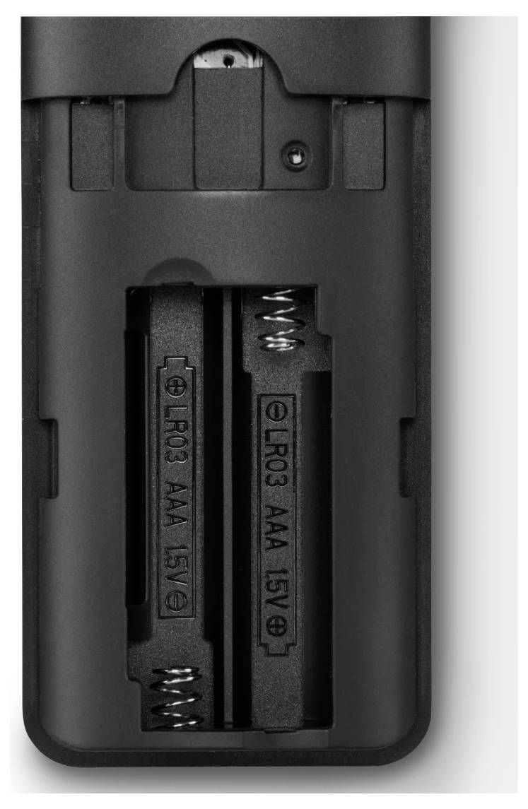 Batteriefach offen mit zwei LR03 AAA 1,5V Batterien nebeneinander eingebaut