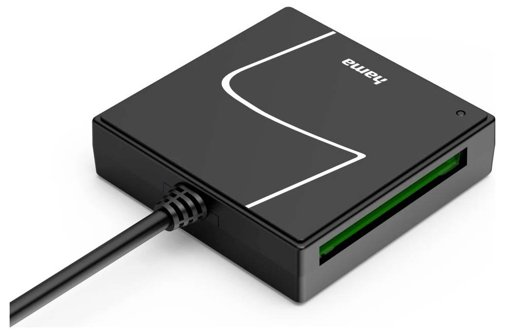Ein schwarzer externer Kartenleser mit verbundenem USB-Kabel und grün beleuchteten Steckplatz, dargestellt in einer angewinkelten Produktansicht auf weißem Hintergrund.