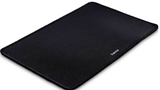 Schwarzes rechteckiges Mousepad mit abgerundeten Ecken und einem kleinen 