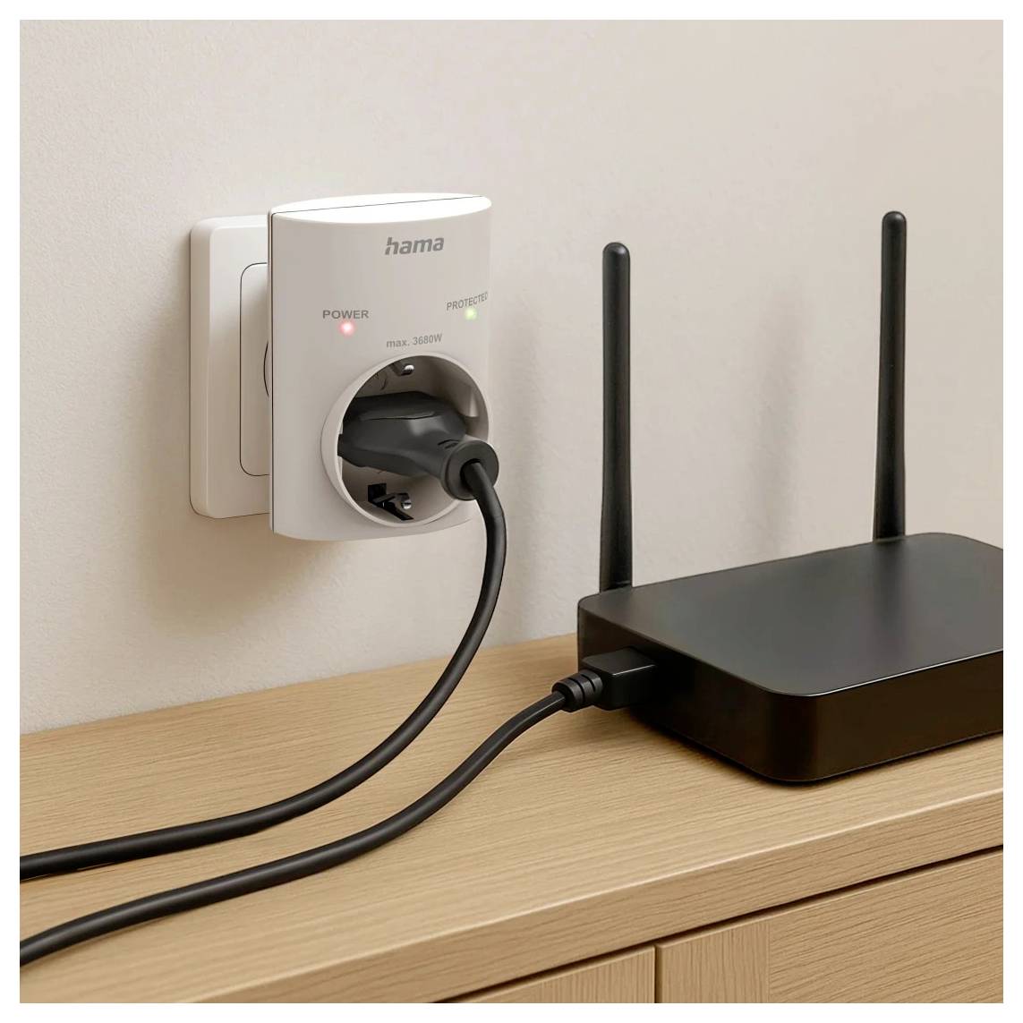 Wi-Fi-Router auf einem Holzregal, das über einen Stromadapter an einer Wandsteckdose angeschlossen ist, mit zwei Antennen und sichtbaren Statusleuchten.