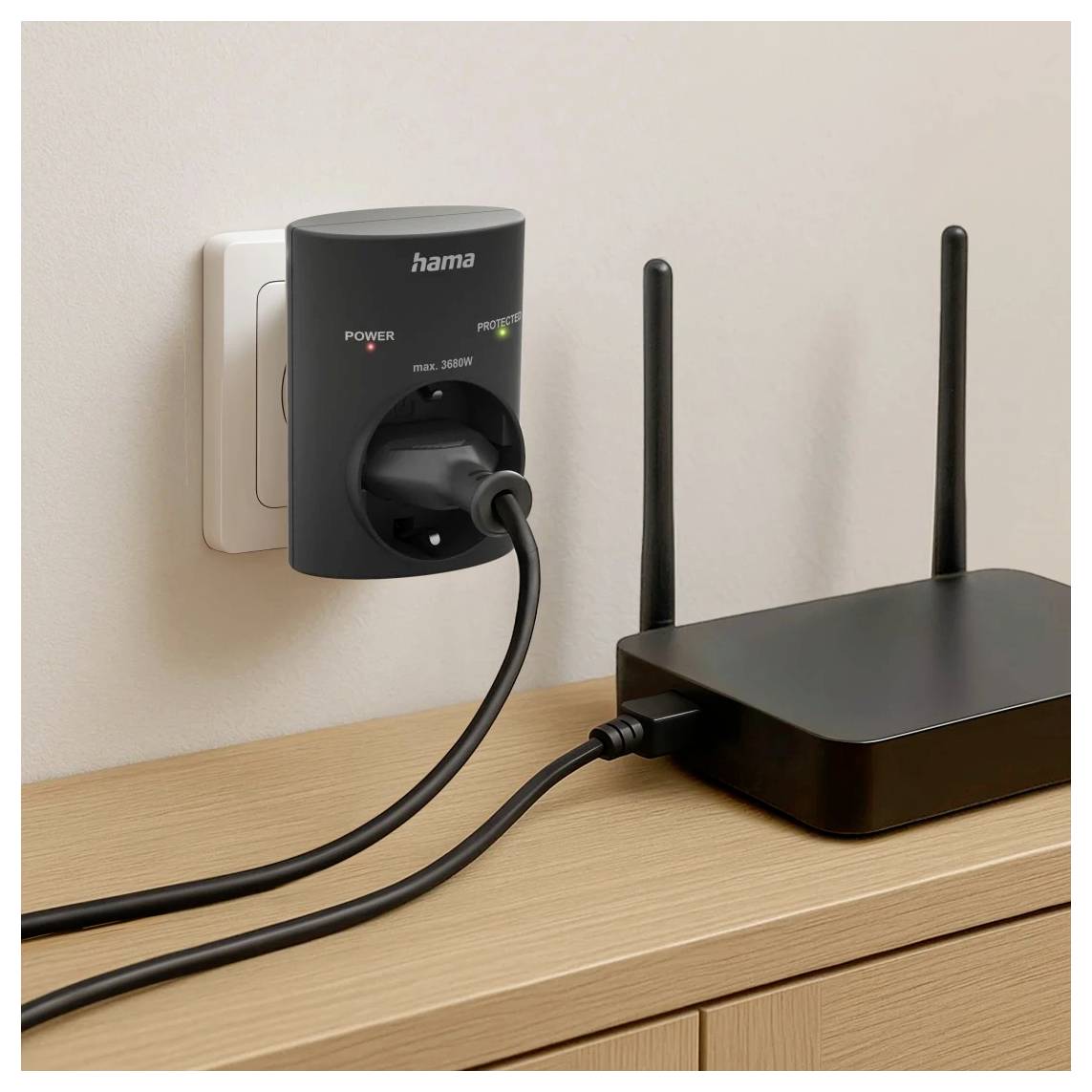 WLAN-Router auf einem Holzschrank, der über ein Netzteil an eine Wandsteckdose angeschlossen ist, mit eingesteckten Kabeln und sichtbaren Statusleuchten.