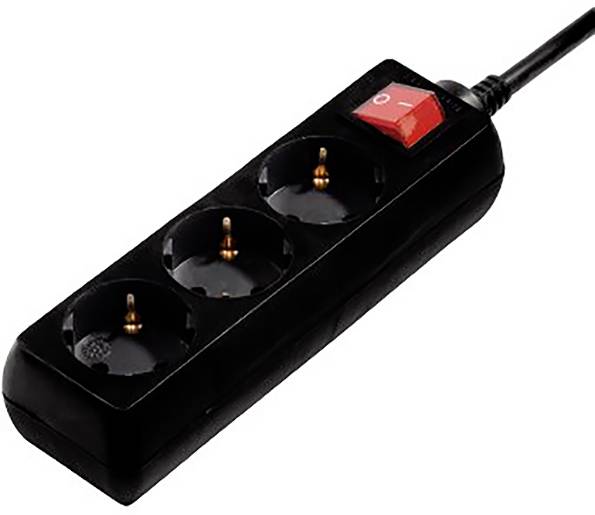 Schwarze Steckdosenleiste mit drei Steckdosen, rotem Ein-/Ausschalter und angebrachtem Stromkabel auf weißem Hintergrund.