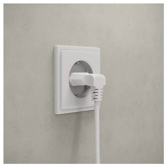 Weißer Stromstecker, der in eine Wandsteckdose an einer schlichten grauen Wand eingesteckt ist.