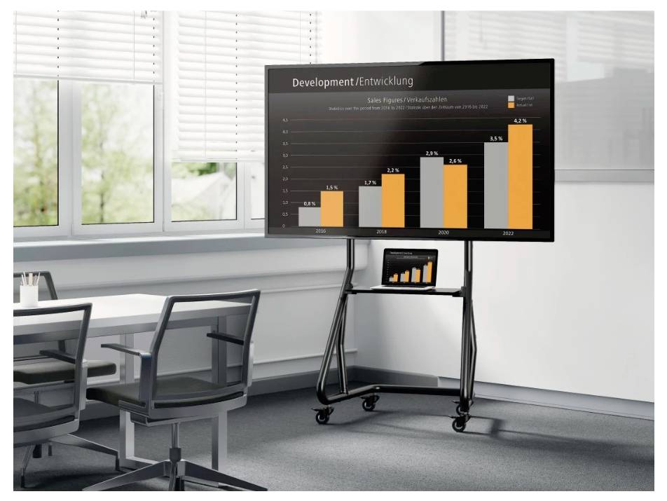 Bürokonferenzraum mit TV-Display, das ein Balkendiagramm 